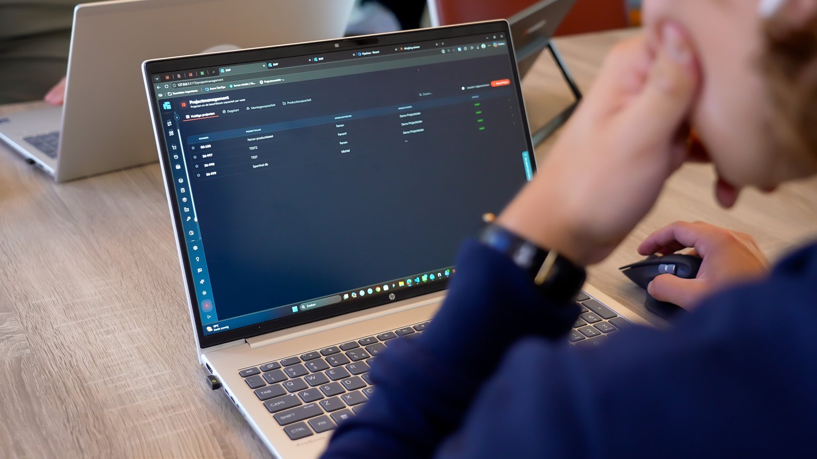 Zeven lagen governance: zo borgen wij kwaliteit van AI-gegenereerde code